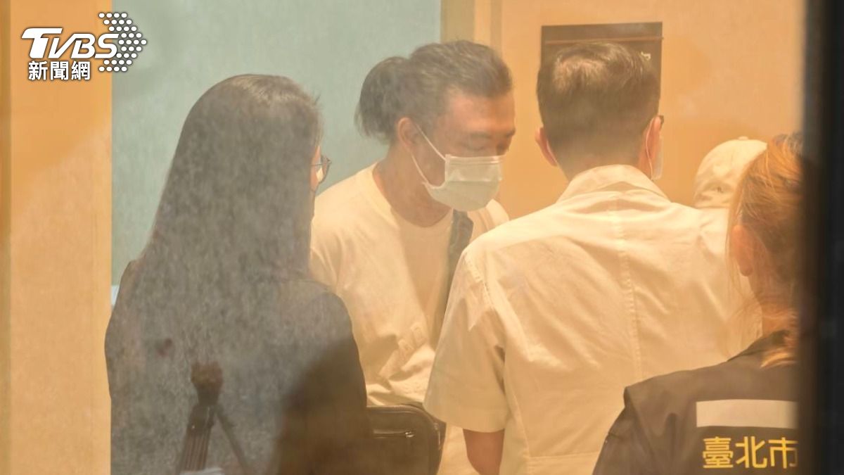 蔡語芯哥哥今天上午前往台北市立殯儀館與檢警相驗妹妹死因。（圖／張貴翔攝）