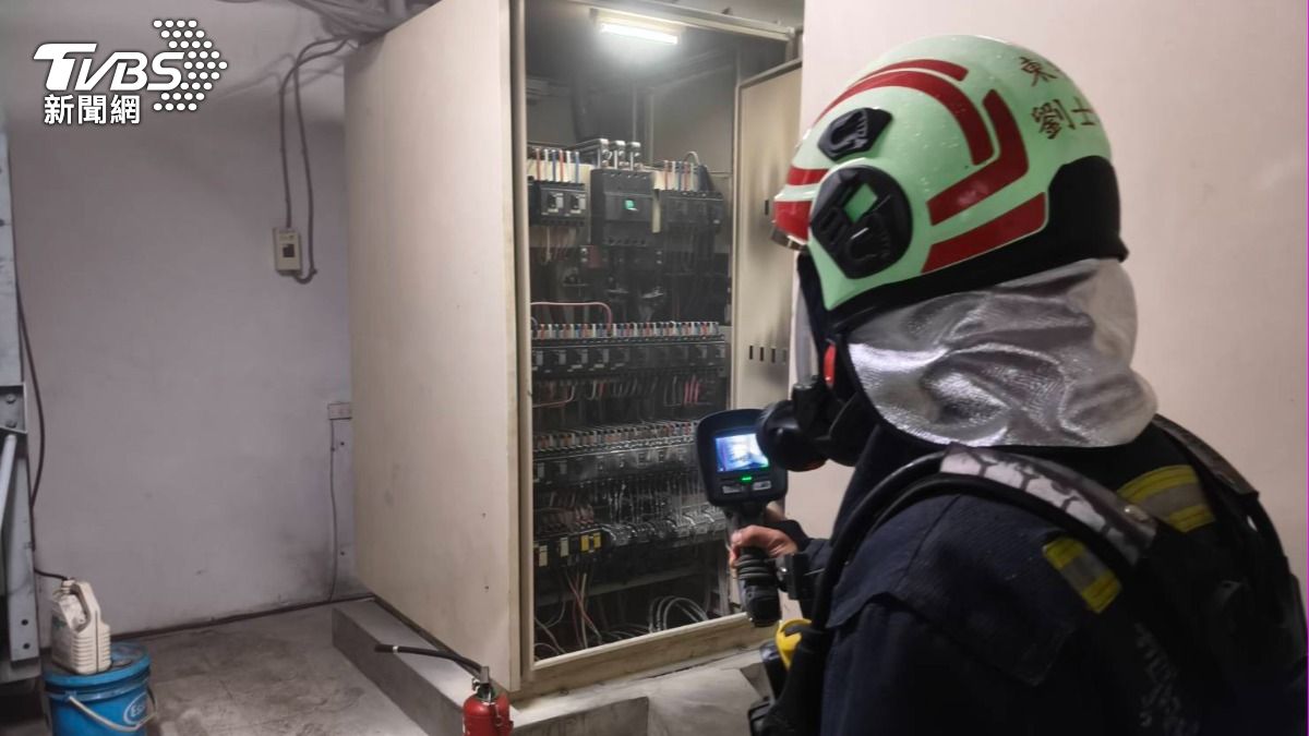 東勢農民醫院地下室冒煙。(圖/TVBS)