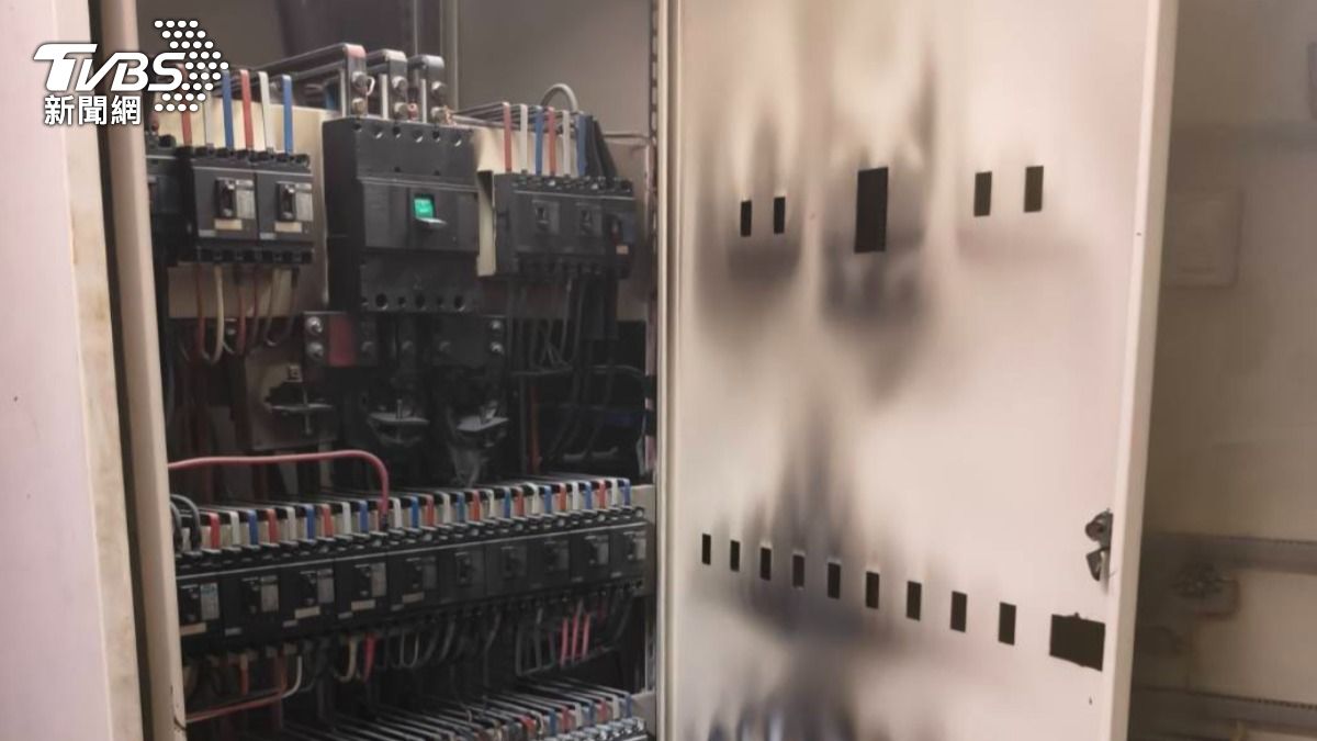 地下室B1機房無熔絲開關燒熔冒煙。(圖/TVBS)
