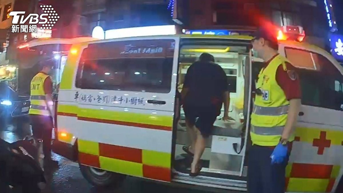 警方見男子情緒不穩定,將他強制送醫。(圖/TVBS)