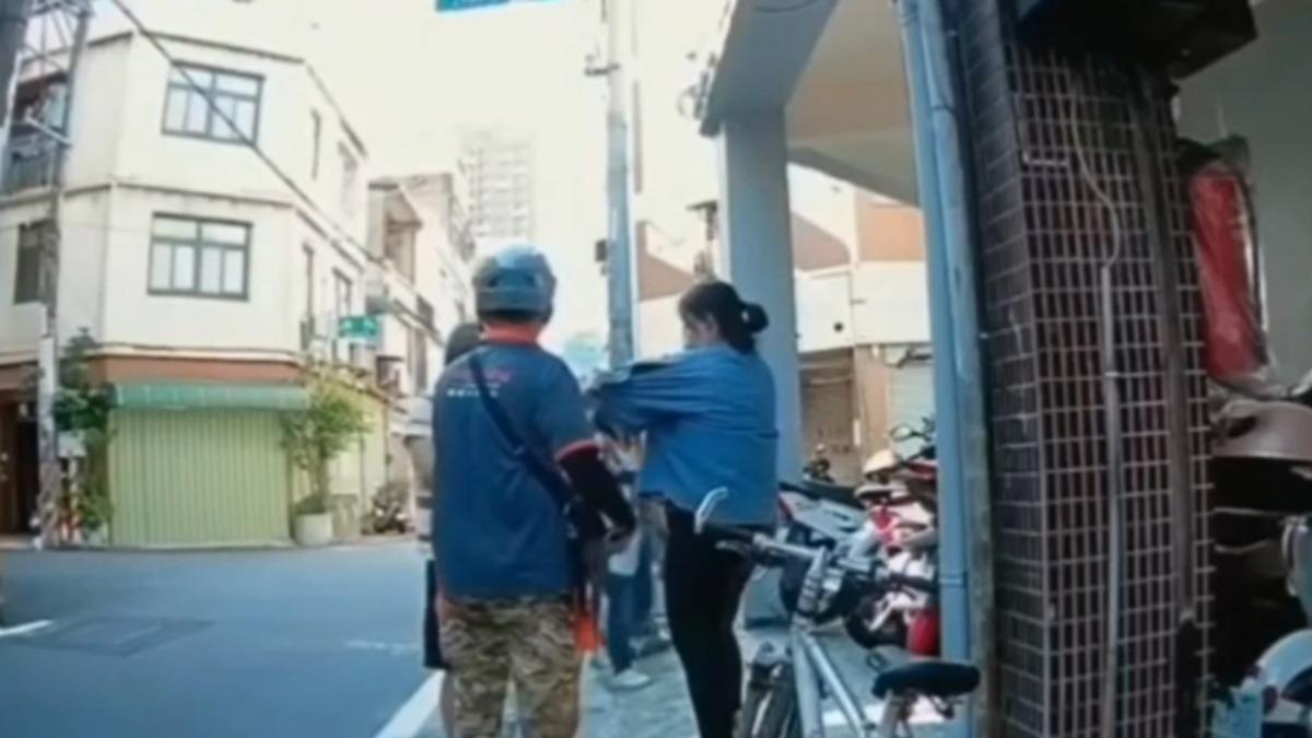 貨運司機見狀,立即上前制止幫忙。(圖/司機楊先生提供)