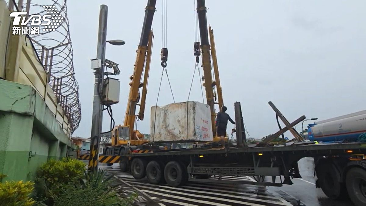 花蓮聯結車轉彎噴飛20噸巨石，出動兩台吊車。（圖／TVBS）