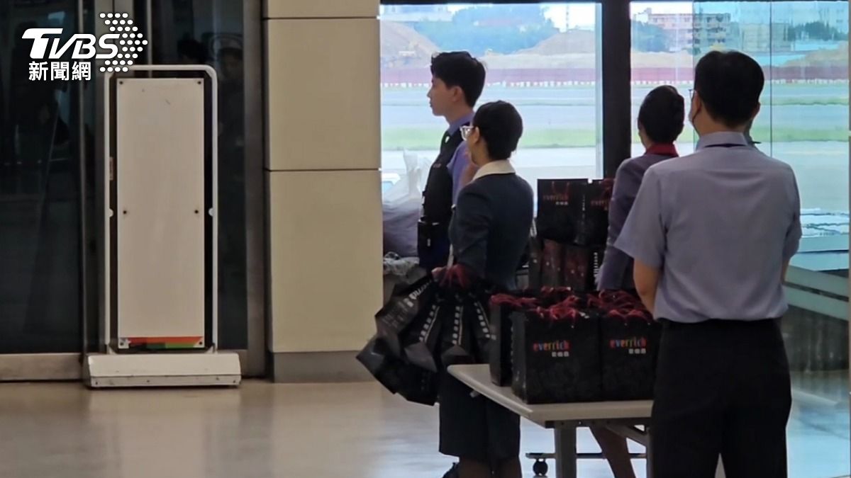 華航為致歉贈送旅客巧克力及500元餐補費。(圖/TVBS)