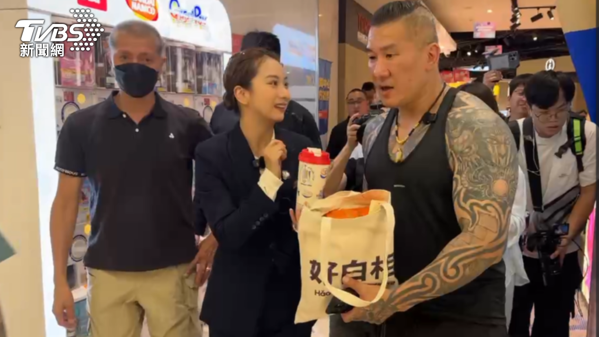 大陸導覽員送伴手禮給館長。(圖/TVBS)