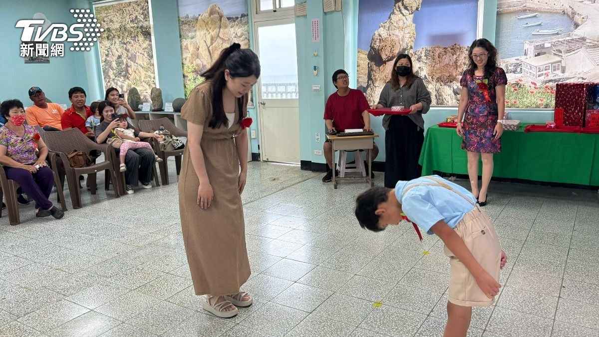 澎湖花嶼國小附幼今天舉行1個人的畢業典禮。（圖／TVBS）
