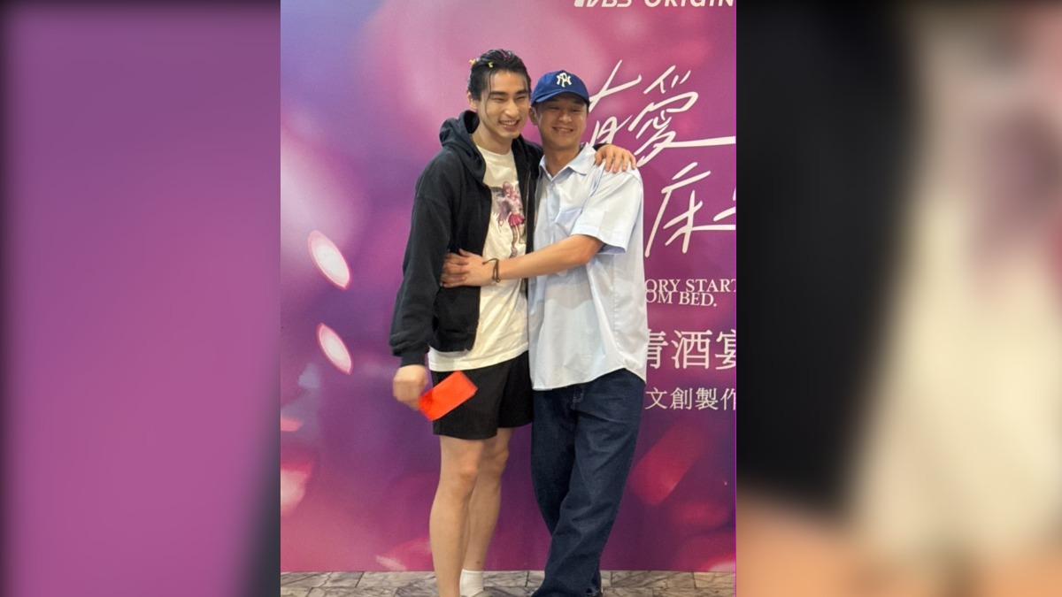 章廣辰(左)和張軒睿在殺青酒上大方擁抱證明兄弟感情沒生變。(圖/讀者提供)