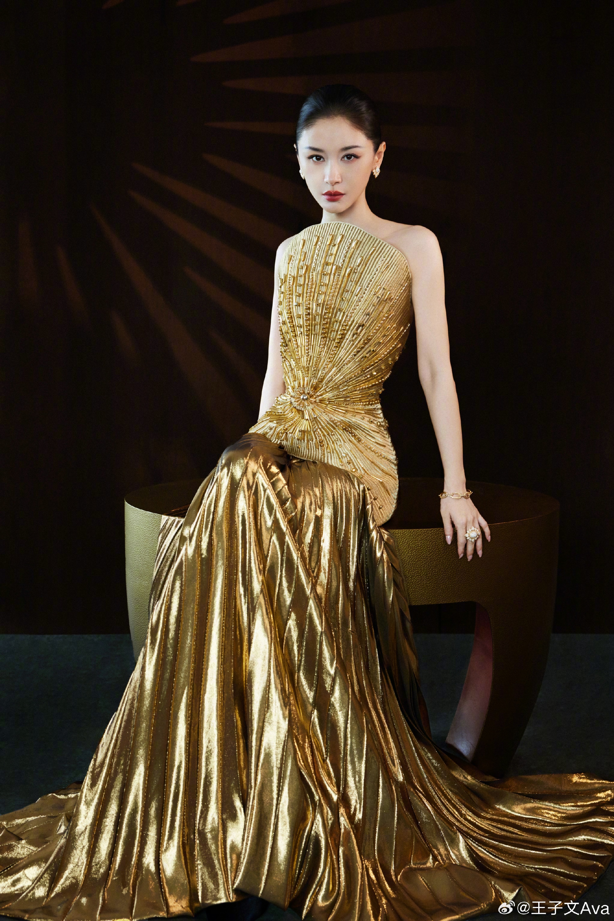 王子文以高級訂製金色禮服亮相。（圖／翻攝自微博）
