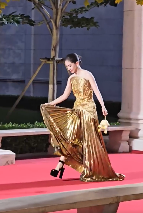 王子文腳踩20公分的高跟鞋。（圖／翻攝自微博）