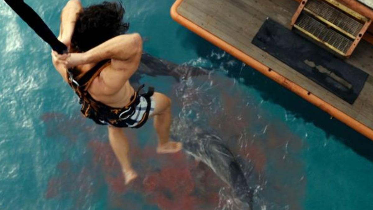 《鯊人魔》致敬經典電影《大白鯊》上映50週年。（圖／CATCHPLAY提供）