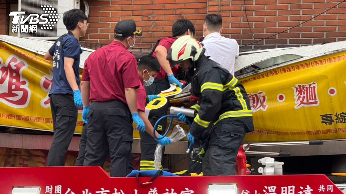民眾墜樓壓毀一樓店家招牌。（圖／民眾提供）