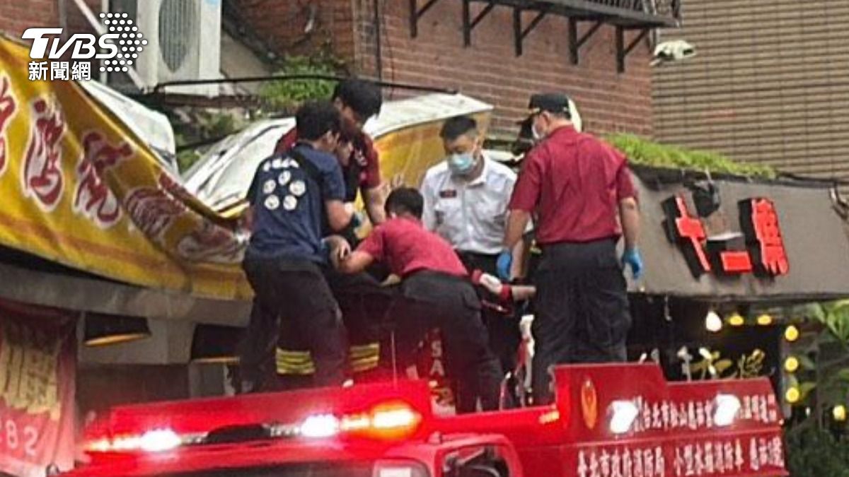 警消人員利用消防車救援患者。（圖／民眾提供）