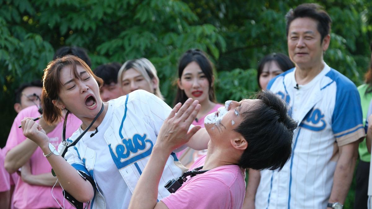 張文綺狠戳徐新洋眼球。(圖/東森綜合台提供)