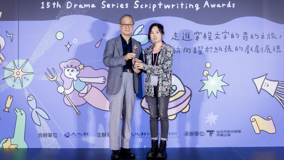 李遠頒獎給《如果我變隱形了》張婉兒。（圖／文化部影視及流行音樂產業局提供）