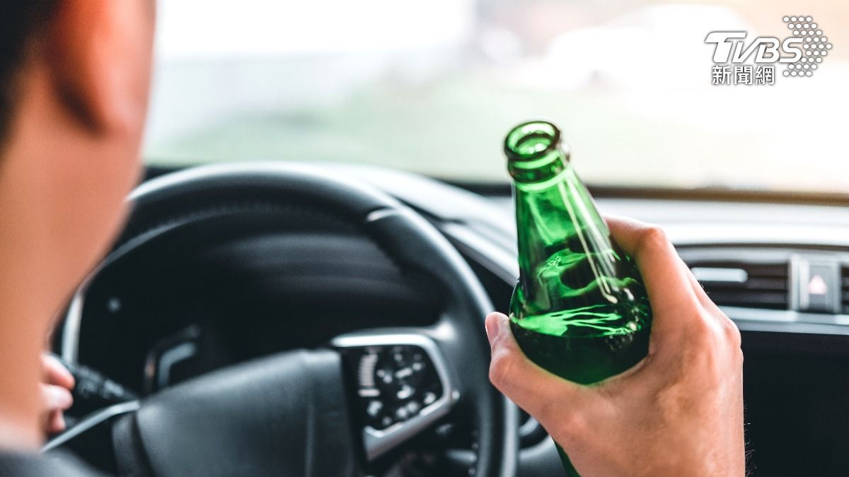 基隆一名老翁有天車輛爆胎竟被抓包酒駕上路。（示意圖，非當事人／shutterstock達志影像）