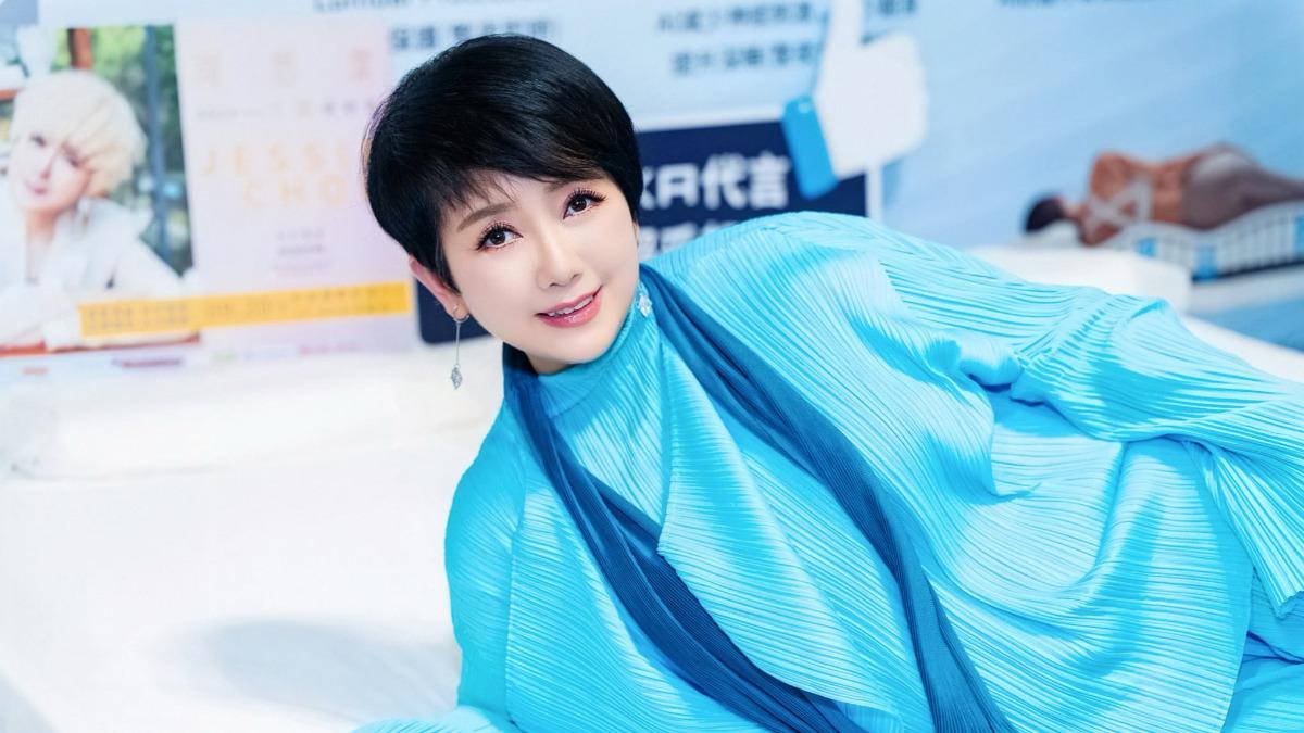 周思洁出席品牌活动，笑说因为床垫恋爱了。 （图/HEKA提供）