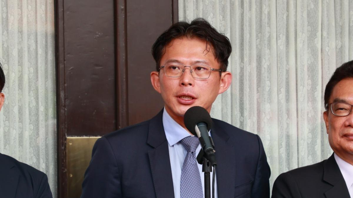 民眾黨主席黃國昌昨率黨團成員提出「廢除監察院」修憲案。（圖／民眾黨立法院黨團提供）