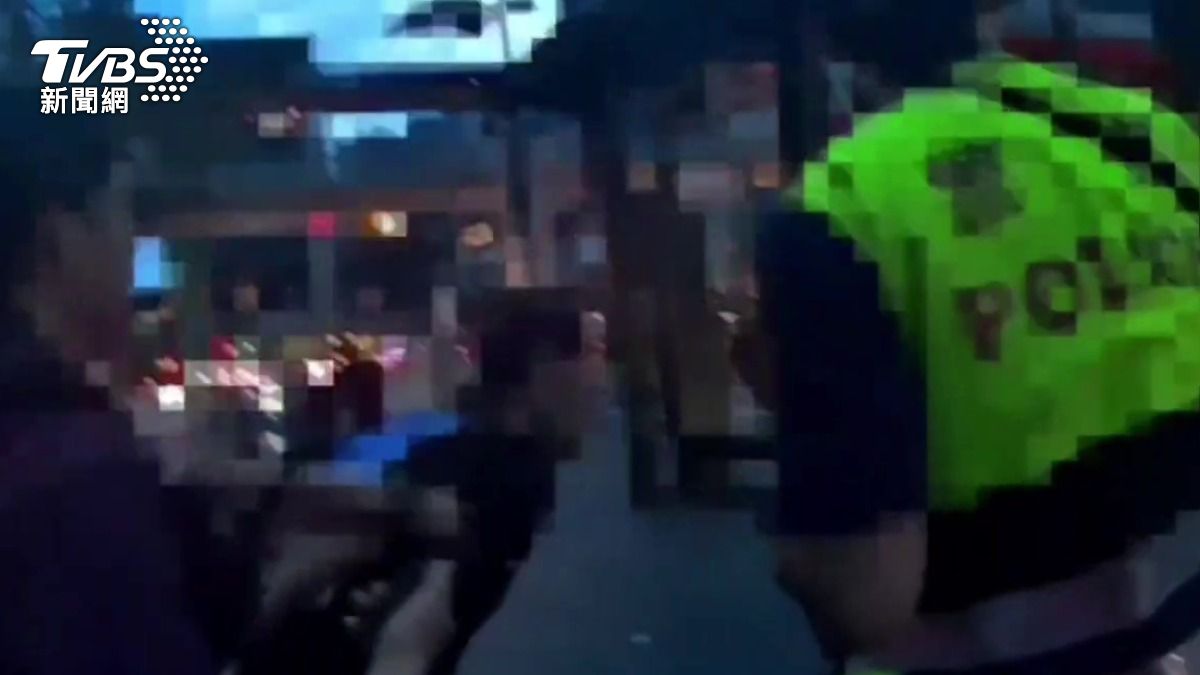 男子不理警方勸阻暴衝。（圖／TVBS）