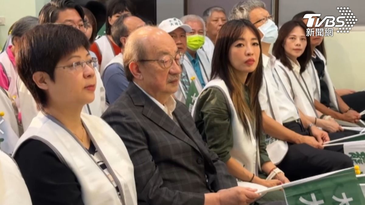 民進黨團總召柯建銘與新竹雙罷發言人林志潔親臨現場。（圖／TVBS）