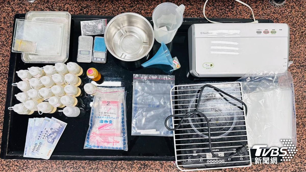警方查扣依托咪酯菸油22瓶等證物。（圖／TVBS）
