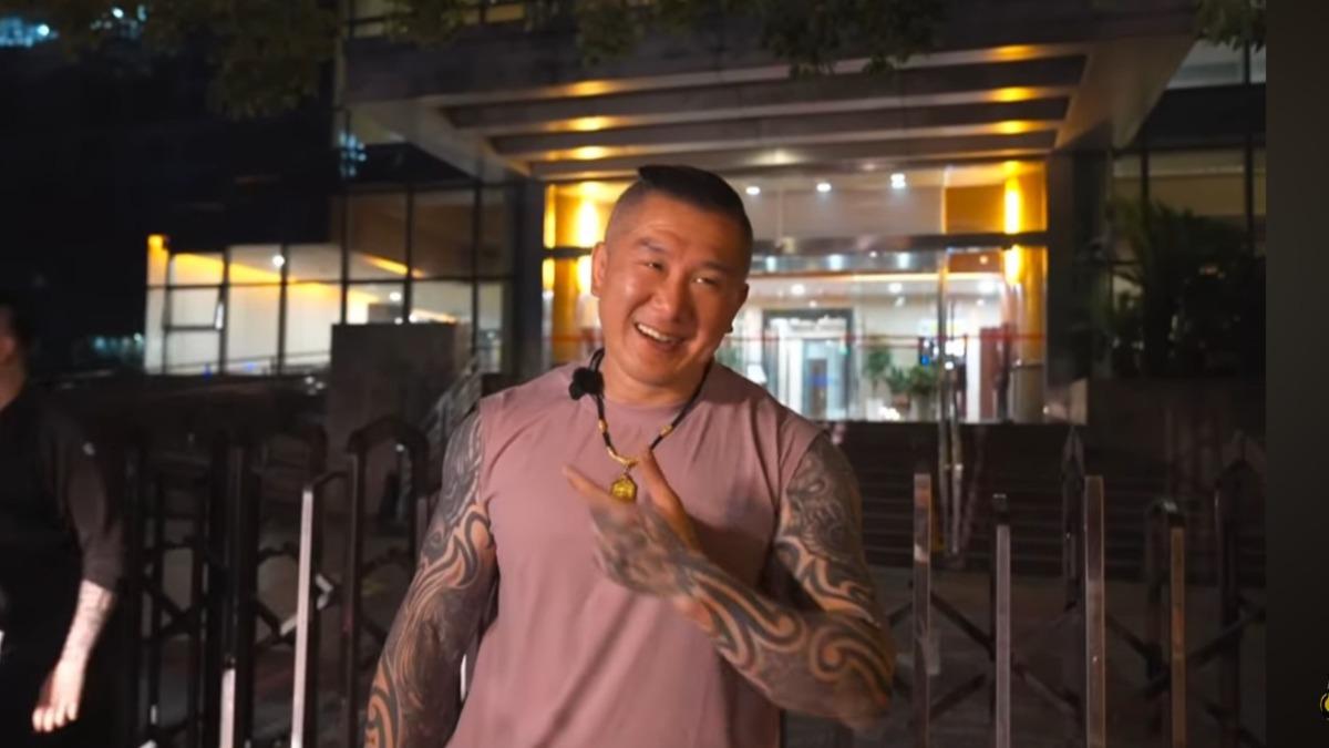 館長被鬧場後無奈苦笑。(圖／翻攝自館長惡名昭彰YT頻道）