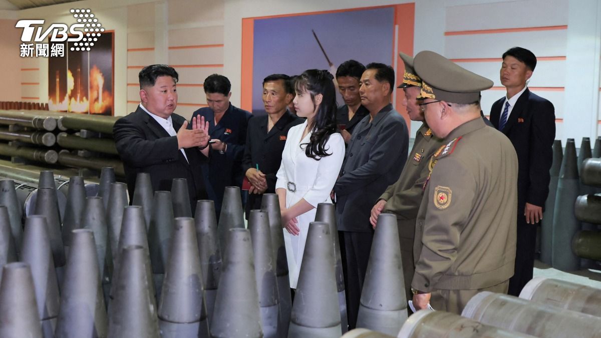 北韓最高領導人金正恩與愛女視察軍需工廠。（圖／達志影像路透社）