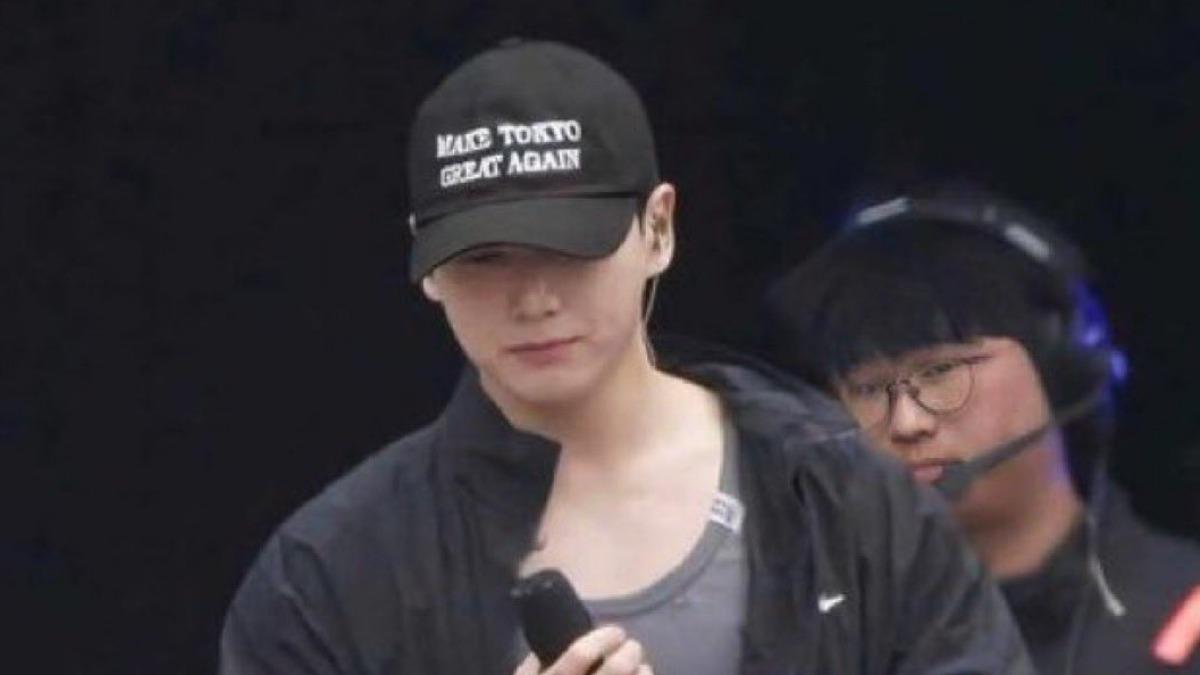 柾國頭頂上的帽子引發爭議。（圖／翻攝自Theqoo）