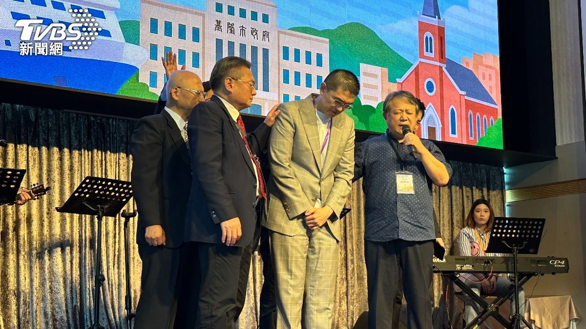 基隆市眾教會牧長代表為市長及市府團隊禱告祝福。（圖／程子奕攝）