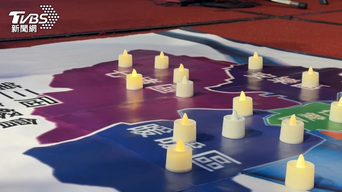 來賓持蠟燭放在基隆地圖，象徵用愛光照城市。（圖／程子奕攝）