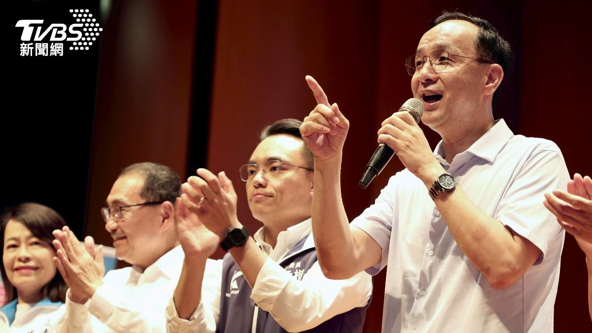 國民黨主席朱立倫提出愛國者行動盼選民投下不同意罷免票，今日與在淡海市民活動中心舉辦綜合座談會，助攻國民黨立委洪孟楷反惡罷。（圖／華子琛攝）