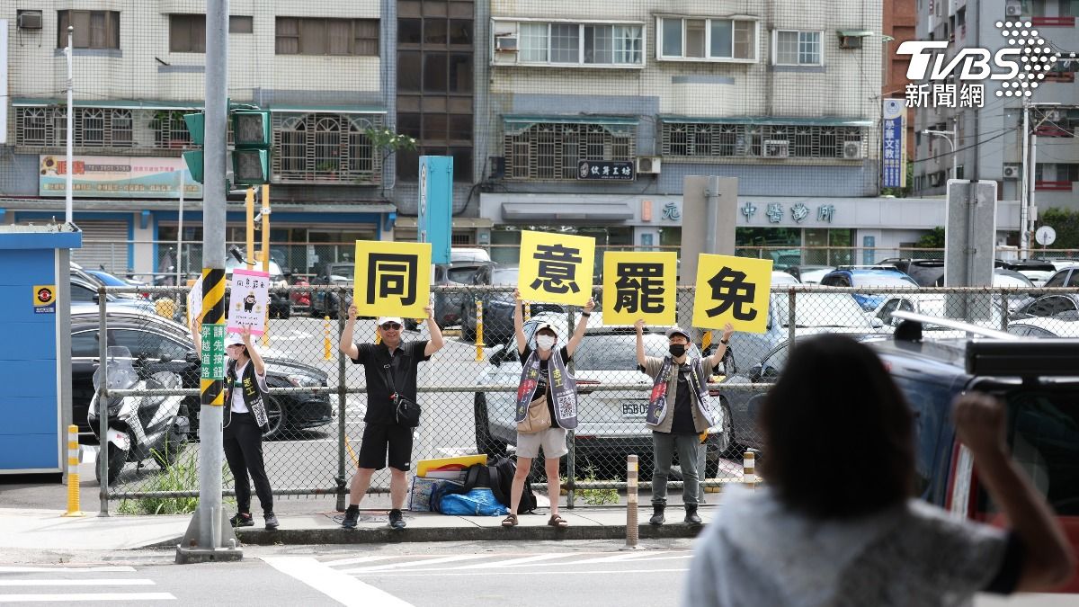 罷免團體現身洪孟楷座談會場外，高舉「同意罷免」的標語。（圖／華子琛攝）