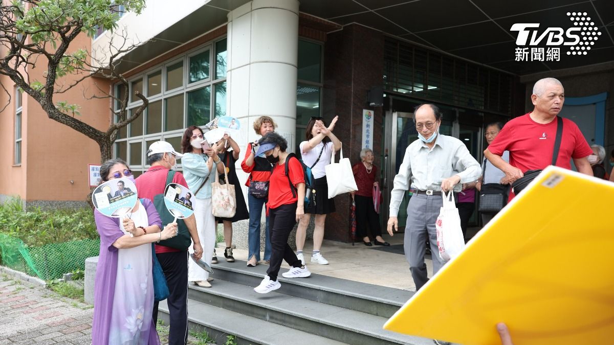 罷團一度與洪孟楷支持者啟口角互相叫囂，場面火藥味濃烈。（圖／華子琛攝）