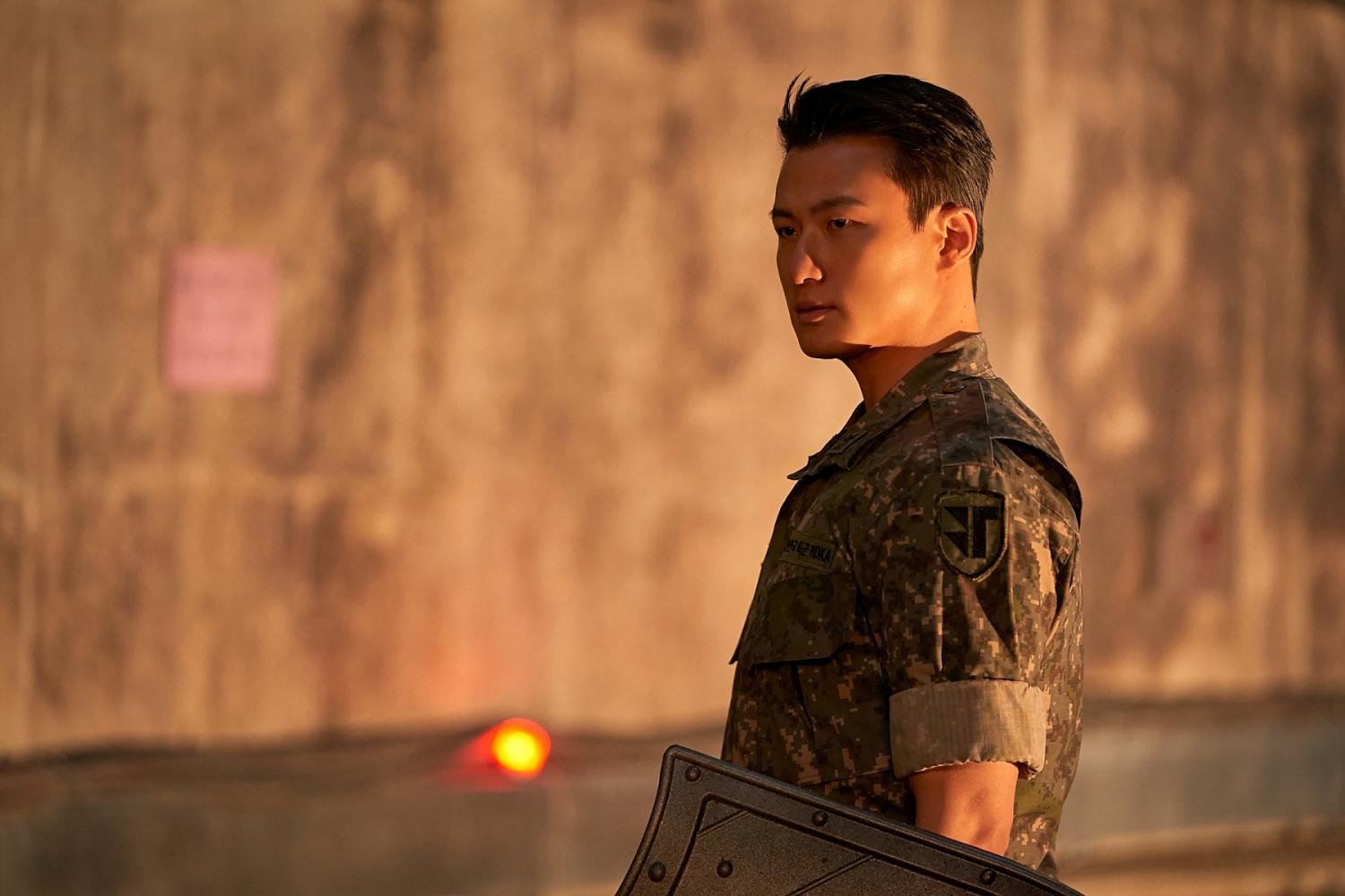 申承浩化身擁有堅韌力量和超強防禦力的軍人「李賢誠」。 （圖／采昌國際多媒體提供）