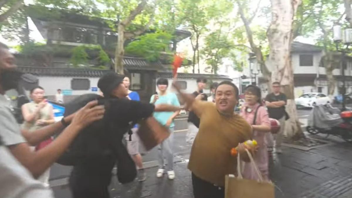 激情杭州男舉五星旗逼近陳之漢。（圖／翻攝自YT@Notorious_3cm）