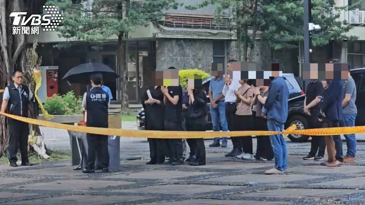 家屬擲筊一次即得到允杯。(圖/TVBS)