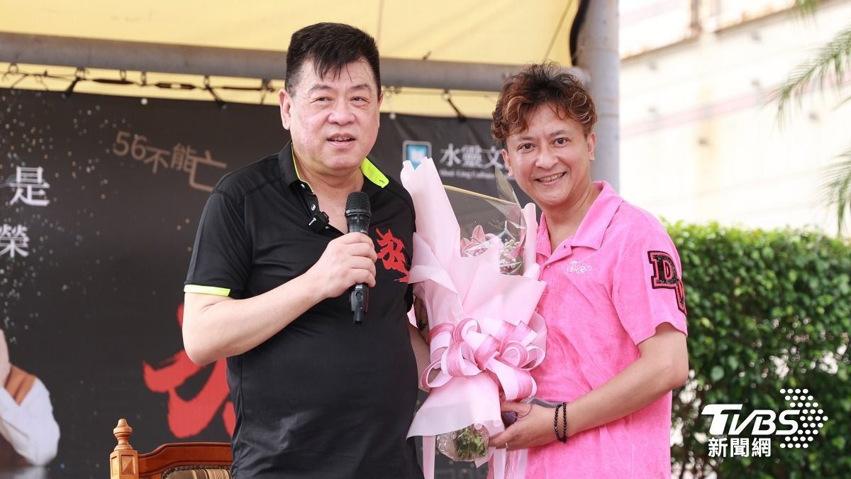 許久未露面的陳顯政（右），現在當房仲，專程為師傅孫德榮新書站台。（圖／黃城碩攝）