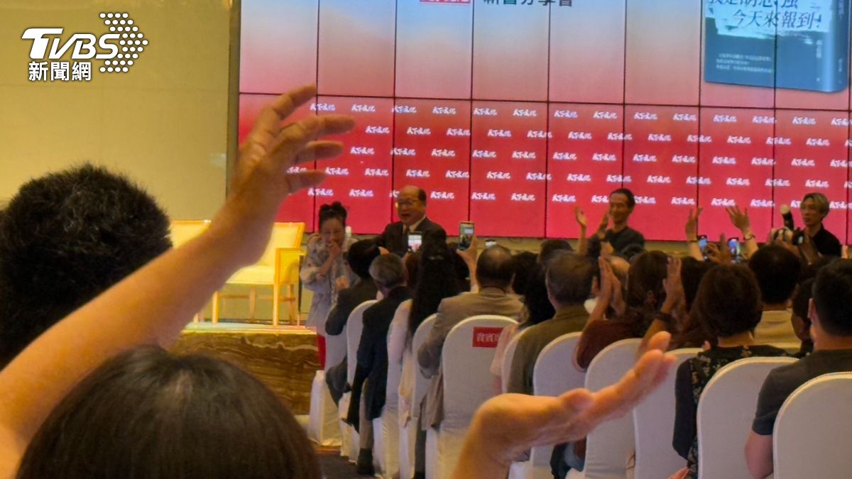 胡志強和夫人邵曉鈴伉儷情深。（圖／陳祁攝）