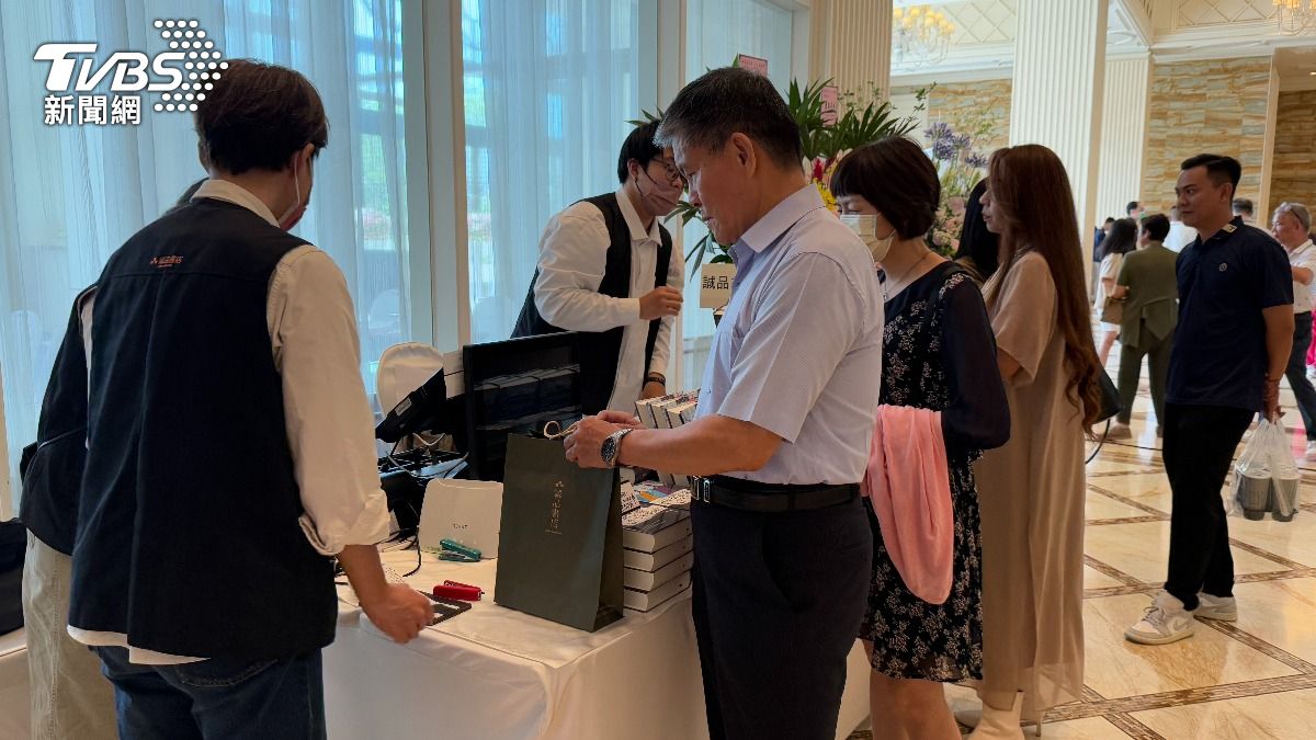 民眾排隊買書。（圖／陳祁攝）