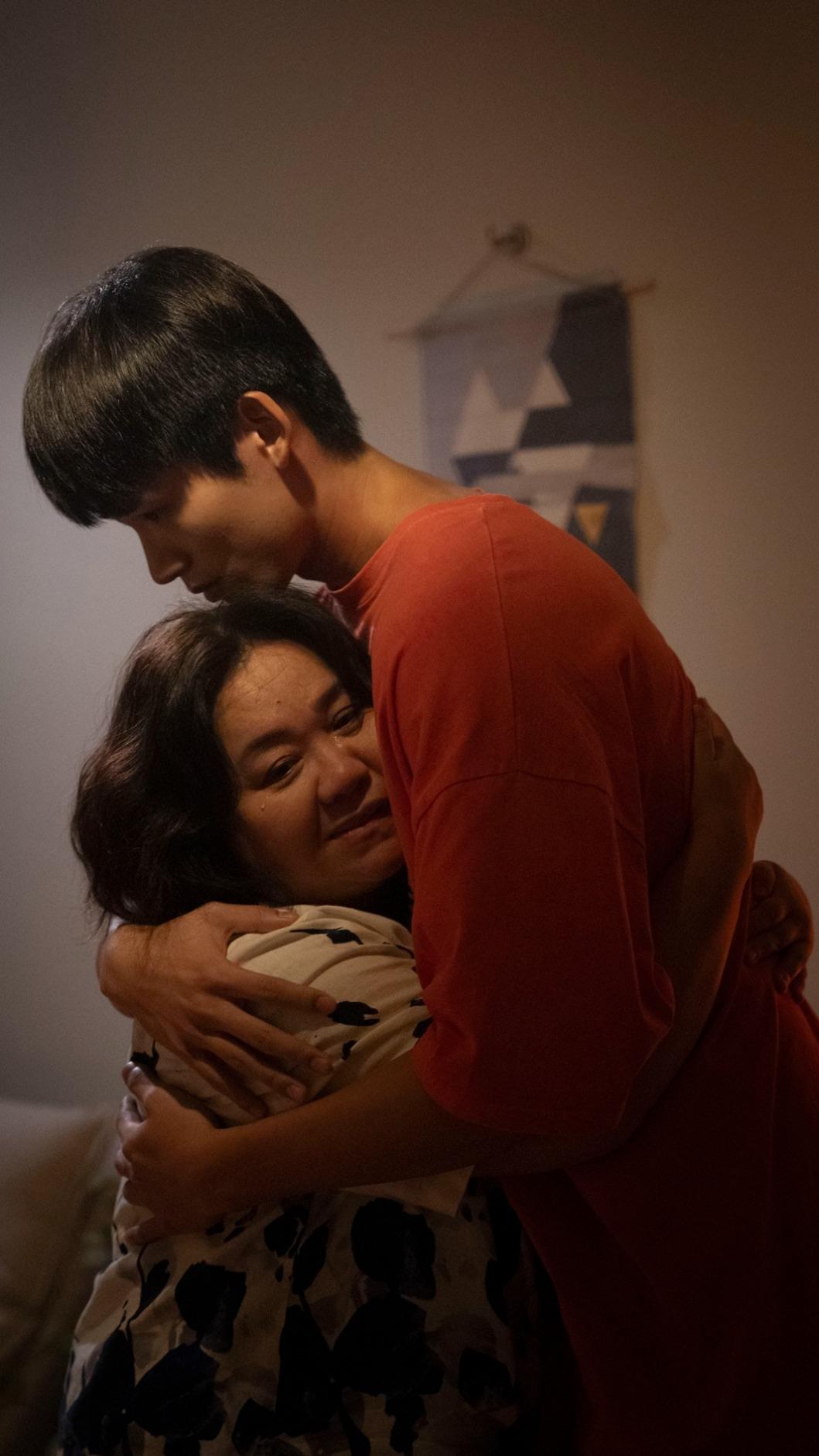 王品澔（右）情緒忍不住被鍾欣凌感染。（圖／公視台語台、華視提供）