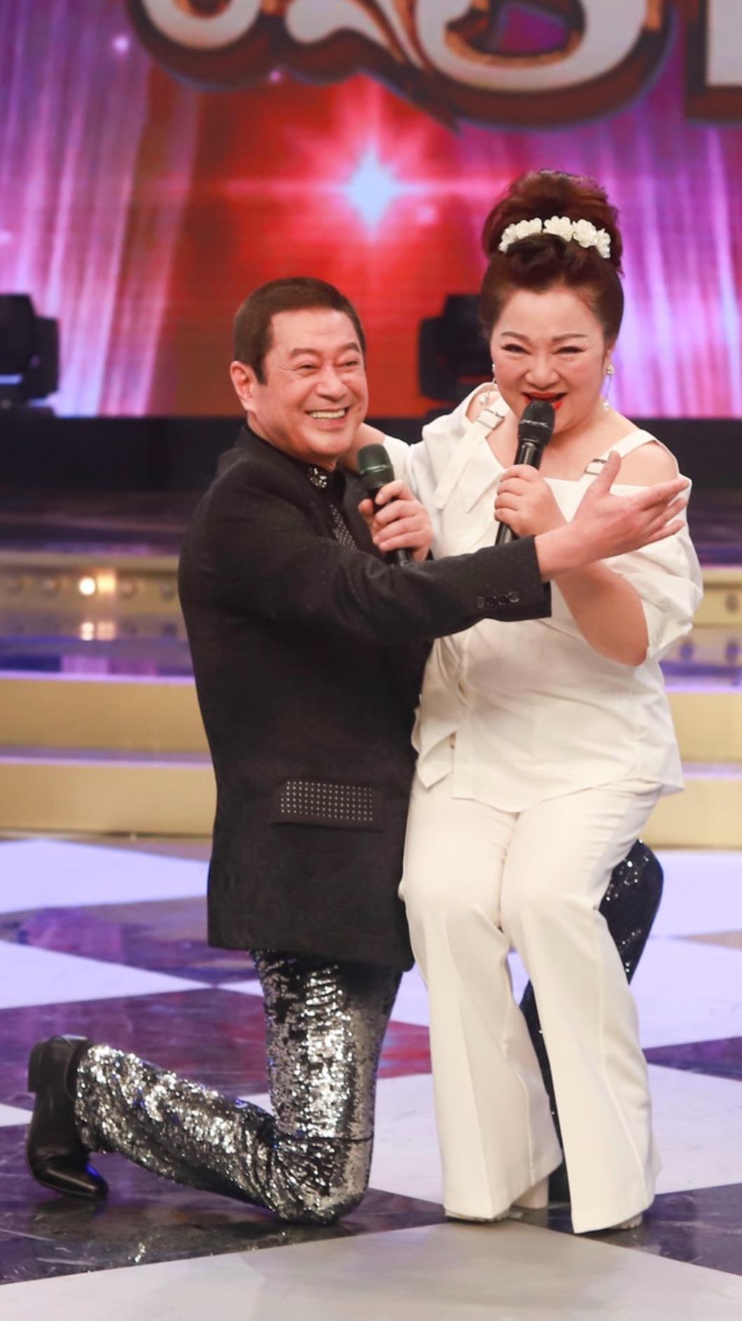 白冰冰（右）親密坐蔡小虎大腿。（圖／民視提供）