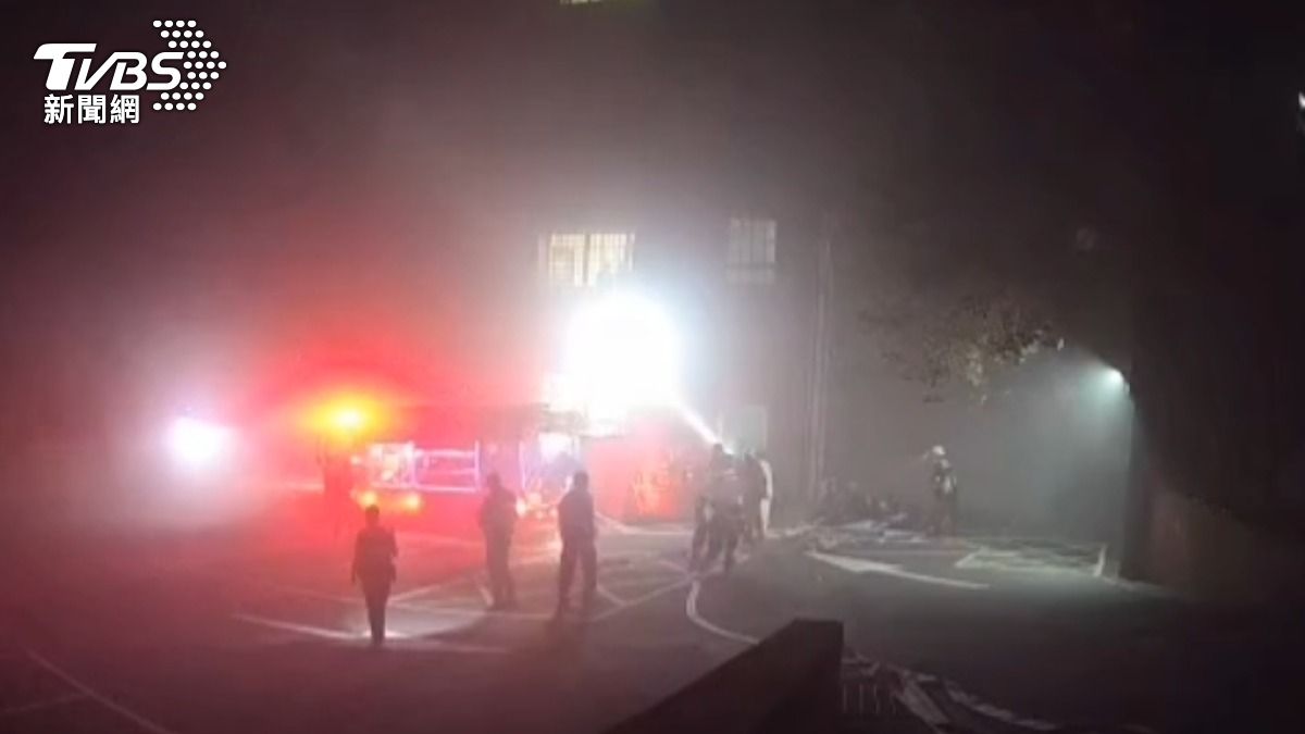 苗栗縣頭份市為恭醫院東興院區，昨（15）晚間地下1樓廢水池疑似電箱起火。（圖／TVBS）