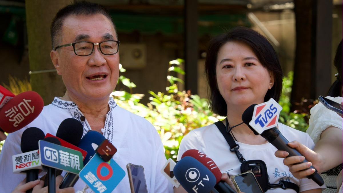 北市副市長李四川陪王鴻薇掃街。（圖／王鴻薇辦公室提供）