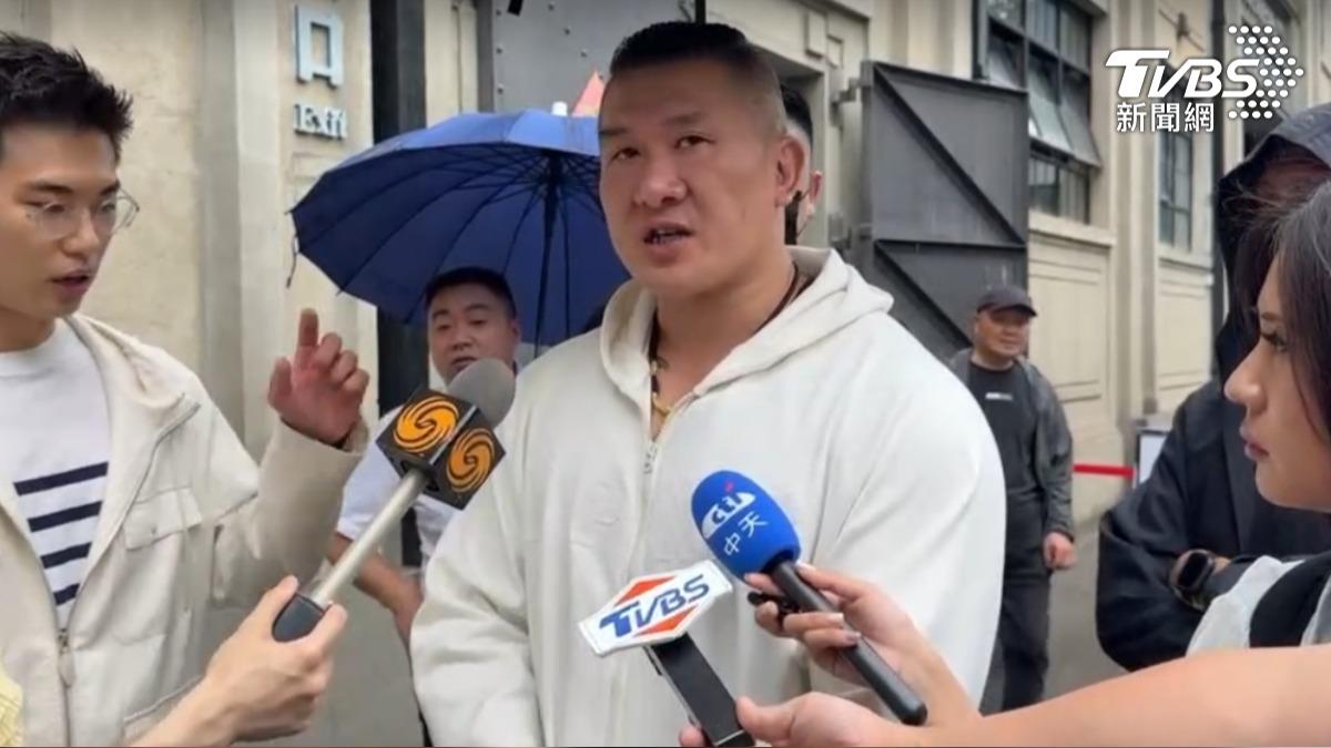 館長這趟大陸行幾乎全程開啟直播紀錄，從抵達機場那刻起便開始對當地讚譽有加。（圖／TVBS）