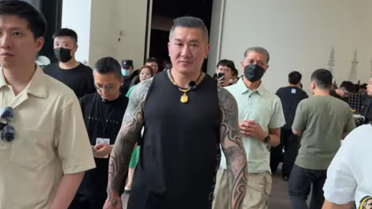 館長昨天參觀黑悟空藝展。(圖／翻攝自館長惡名昭彰YT頻道）