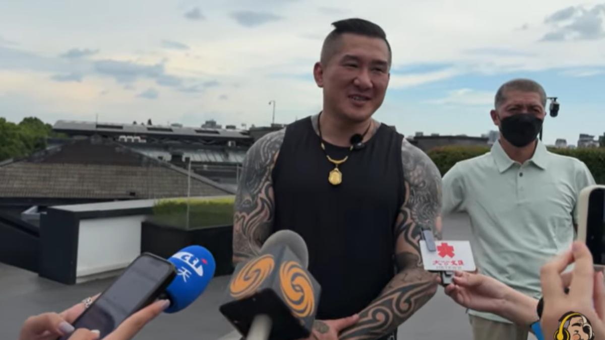 館長被大陸媒體提問。(圖／翻攝自館長惡名昭彰YT頻道）