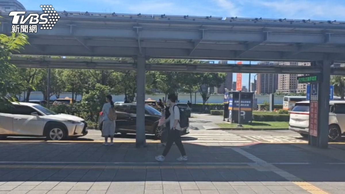 日前有一台車違規停在桃園高鐵站已久，科技執法開單卻鬧出烏龍。（圖／TVBS）