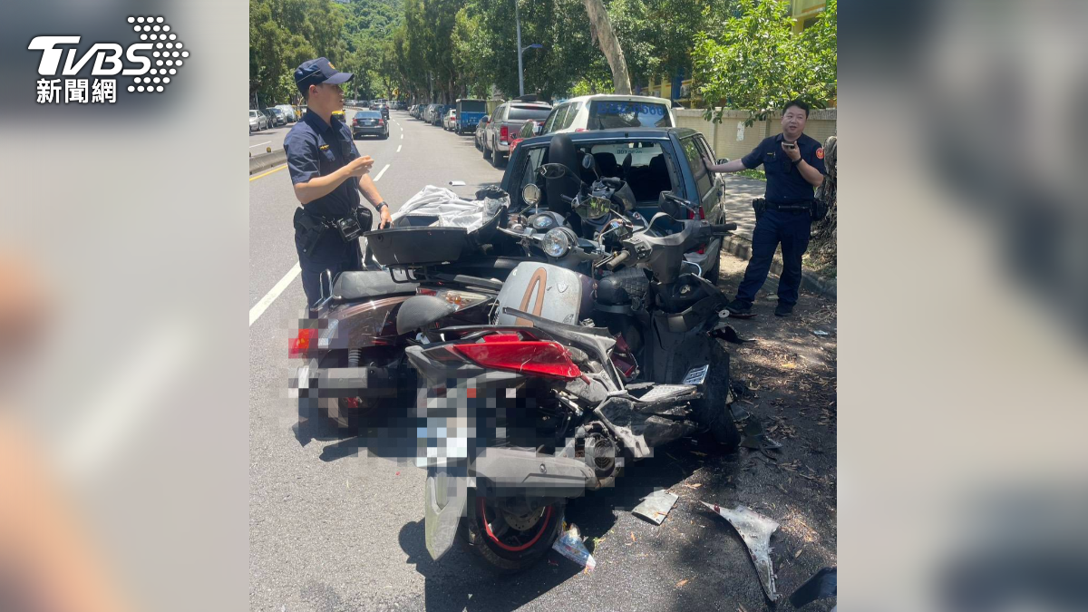 士林轎車失控「衝撞8汽機車」　還撞行人2傷送醫