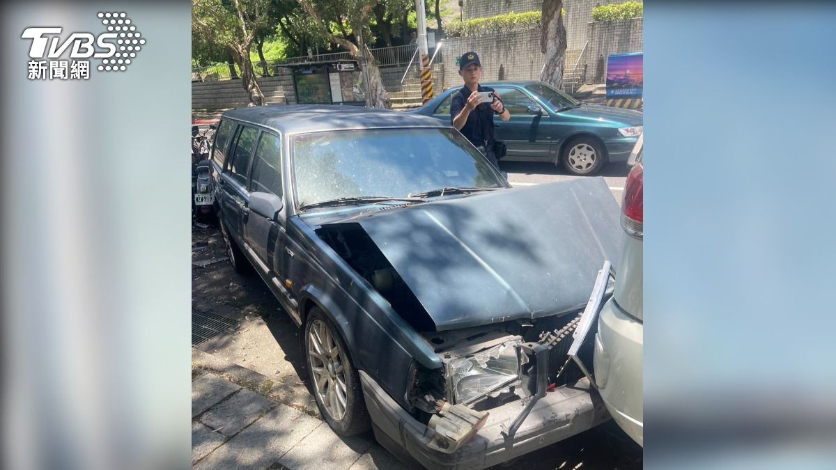 士林一輛汽車疑先撞機車，後失控衝撞路邊一整排車輛。（圖／TVBS）