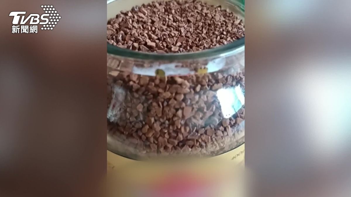 拆封未過期即溶咖啡　驚見佈滿「白色菌絲」