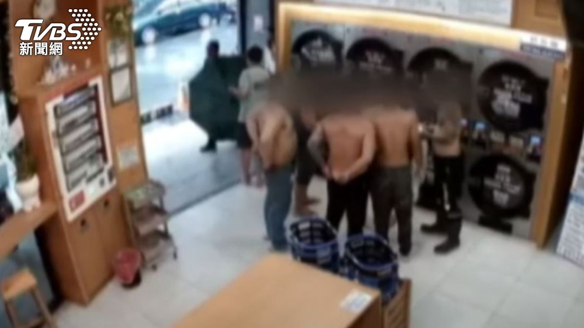洗衣店奇人異事多！　壯漢脫到剩內褲、男躺店裡睡覺