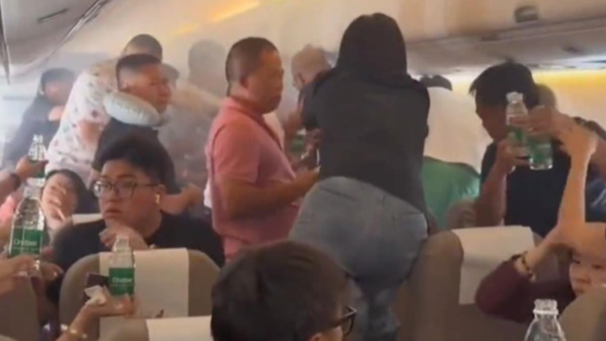 機艙煙霧瀰漫！上海航空乘客行動電源突冒煙　眾人礦泉水接力撲滅